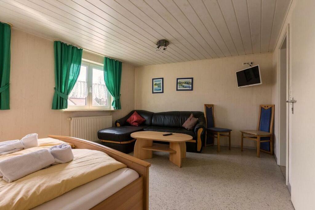 Pension Goldene Mitte Groß-Zimmern Buitenkant foto
